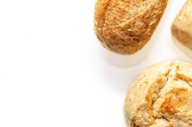 Ürün yelpazesine, kopya alanı, fırın ve bakkal konsepti ile beyaz arka plan üzerinde altın kabuk ile buğday pişmiş ekmek farklı