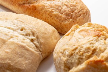 Ürün yelpazesine, masada altın kabuk ile buğday pişmiş ekmek farklı türde