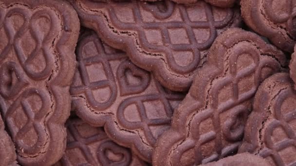 Galletas de chocolate marrón con fondo de rotación decoración del corazón — Vídeos de Stock