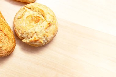 Ürün yelpazesine, kopya alanı ile ahşap masa arka plan üzerinde altın kabuk ile buğday pişmiş ekmek farklı türde