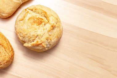 Ürün yelpazesine, kopya alanı ile ahşap masa arka plan üzerinde altın kabuk ile buğday pişmiş ekmek farklı türde