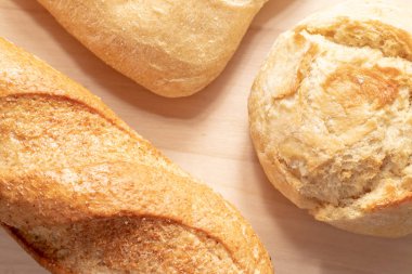 Ürün yelpazesine, masada altın kabuk ile buğday pişmiş ekmek farklı türde