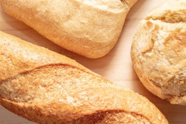 Ürün yelpazesine, masada altın kabuk ile buğday pişmiş ekmek farklı türde