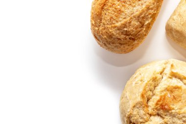 Ürün yelpazesine, kopya alanı, fırın ve bakkal konsepti ile beyaz arka plan üzerinde altın kabuk ile buğday pişmiş ekmek farklı