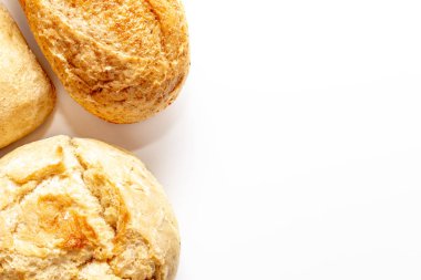 Ürün yelpazesine, kopya alanı, fırın ve bakkal konsepti ile beyaz arka plan üzerinde altın kabuk ile buğday pişmiş ekmek farklı