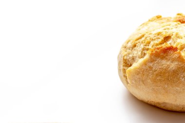 Kopya alanı, fırın ve bakkal konsepti ile beyaz arka plan üzerinde altın kabuk ile kırpılmış pişmiş buğday topuz