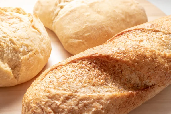 Ürün yelpazesine, masada altın kabuk ile buğday pişmiş ekmek farklı türde