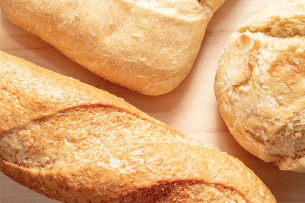 Ürün yelpazesine, masada altın kabuk ile buğday pişmiş ekmek farklı türde