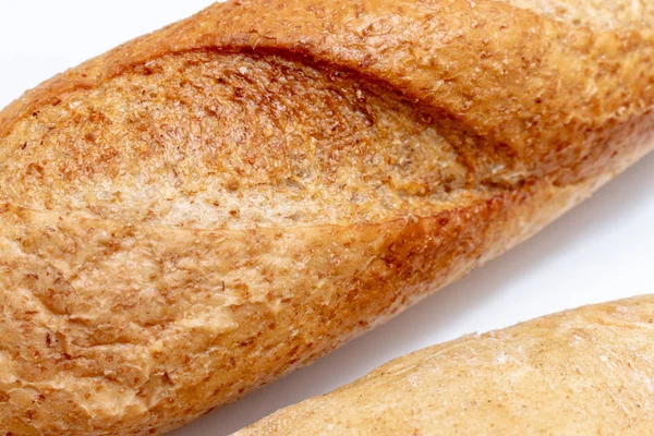 Pan horneado de trigo con corteza dorada sobre fondo blanco de cerca, panadería y concepto de supermercado — Foto de Stock