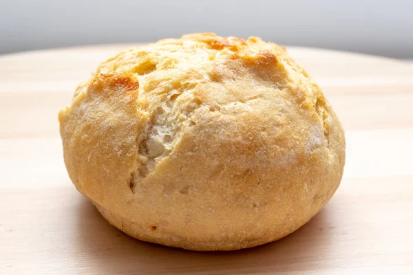 Pão de trigo assado com crosta dourada em fundo de madeira, padaria e conceito de supermercado — Fotografia de Stock