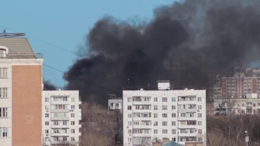 Kentsel peyzaj, yangın ve siyah duman bir sürü binalar, şehirdeki evler, havadan görünümü dışarı gider