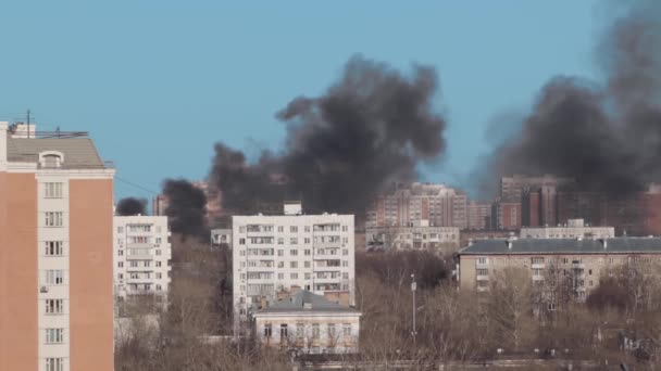 Krajobraz miejski, ogień i dużo czarnego dymu wychodzi z budynków, domy w mieście, widok z lotu ptaka — Wideo stockowe