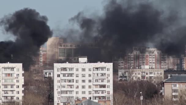 Paisaje urbano, incendio y mucho humo negro sale de edificios, casas en la ciudad, vista aérea — Vídeo de stock