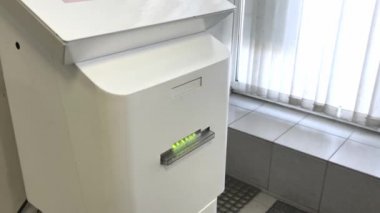 Postanede bir dizi sipariş ile fişleri almak için yanıp sönen elektronik terminal