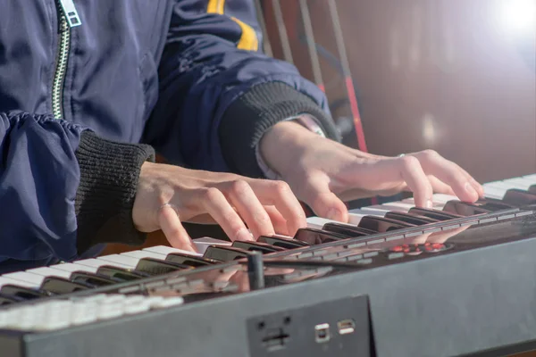 Pianista tocar as chaves do sintetizador eletrônico no desempenho ao ar livre — Fotografia de Stock
