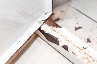 Banyoda nem sonucu boya soyma ile sıhhi kapak paslı metal kapı, sığ odak