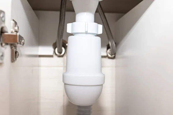 Tuberías de sifón hidráulicas y desagüe de agua debajo del lavabo, tazón en el baño — Foto de Stock