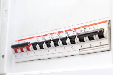 Moskova, Rusya - 07 Mayıs 2019: Evde otomatik elektrik anahtarları ile elektrik kalkanı - devre kesiciler ile elektrik kontrol paneli