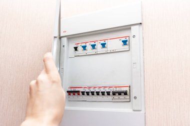 Moskova, Rusya - 07 Mayıs 2019: Evde otomatik elektrik anahtarları ile el açma elektrik kalkanı - devre kesiciler ile elektrik kontrol paneli