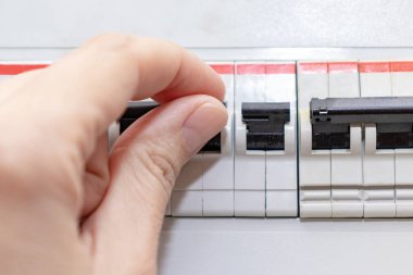 El ev elektrik kalkanı elektrik otomatik anahtarları anahtarlama - devre kesiciler ile elektrik kontrol paneli