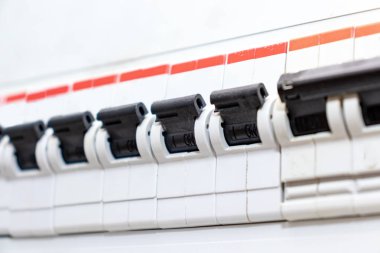 Evdeki elektrik kalkanındaki otomatik elektrik anahtarlarının sırası yakın