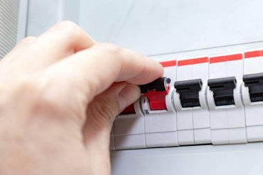 El ev elektrik kalkanı elektrik otomatik anahtarları anahtarlama - devre kesiciler ile elektrik kontrol paneli