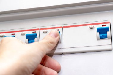 El ev elektrik kalkanı elektrik otomatik anahtarları anahtarlama - devre kesiciler ile elektrik kontrol paneli