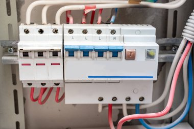 Elektrik kalkanındaki otomatik anahtarlar ve kablolar yakın çekim