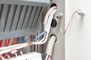 Elektrik kalkanındaki elektrik sayacıyla ana elektrik hattını birbirine bağlayan kablolar.