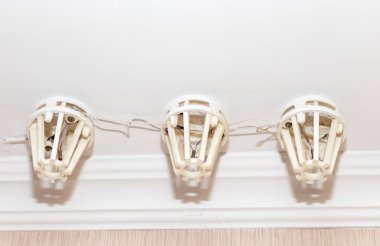 Eski yangın alarm sensörleri, tavana monte edilmiş duman dedektörleri