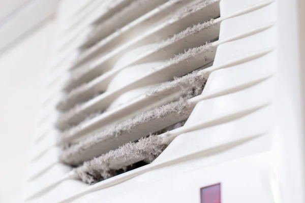 Чрезвычайно грязная и пыльная белая пластиковая вентиляционная решетка воздуха на дому крупным планом, вредна для здоровья — стоковое фото