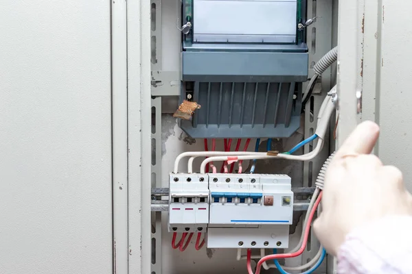 Автоматические выключатели с проводами и счетчиком электроэнергии в электрическом щите вблизи — стоковое фото