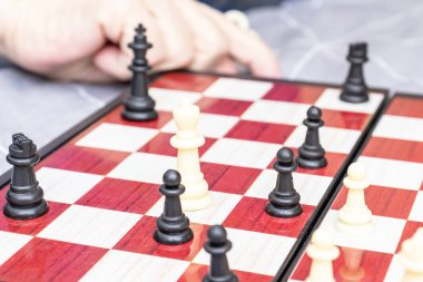 Üzerinde rakamlar bulunan satranç tahtası, entelektüel masa oyunları ve hobi konsepti