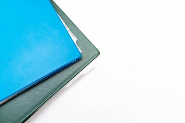 Kopya alanı ile beyaz tablo üzerinde belgeler ve faturalar ile kırpılmış renkli klasörler