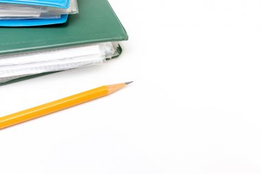 Belgeler ve faturalar ve kopya alanı ile beyaz masa üzerinde sarı bir kalem ile renkli klasörler kırpılmış