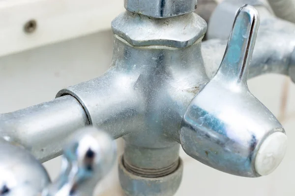 Dettaglio rubinetto con scala calcare o calce su di esso, rubinetto doccia sporco calcificato e arrugginito, primo piano — Foto Stock