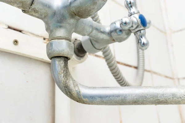 Extremt smutsigt Vattenkran pip med kalkavlagringar och rost närbild, förkalkade detalj av dusch blandare behöver rengöras — Stockfoto