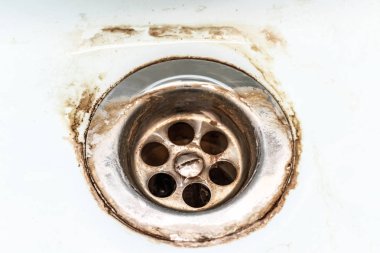 Kirli lavabo drenaj örgü, kireç veya kireç kireç ve pas ile delik yakın, kirli paslı banyo washbowl