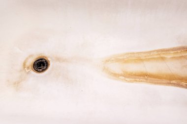 Son derece kirli banyo drenaj örgü, kireç veya kireç kireç ve pas ile kaplı yüzey, kalsifiye ve paslı banyo ekipmanları kavramı temizleme