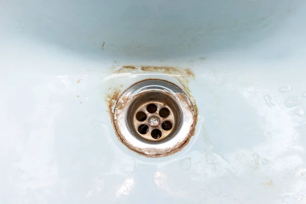 Znečištěná síťka z umyvadla, otvor s vápnem nebo vápenkou a rez na špinavé, znečištěné koupelnové umyvadlo — Stock fotografie
