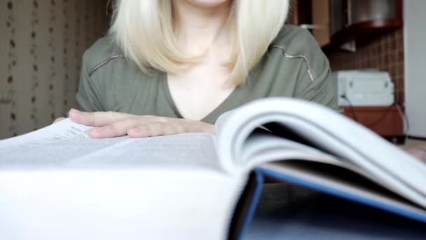 Θολή αγνώριστη ξανθιά γυναίκα που περνά μέσα από ένα μεγάλο βιβλίο-μελέτη και εκπαίδευση έννοια — Αρχείο Βίντεο
