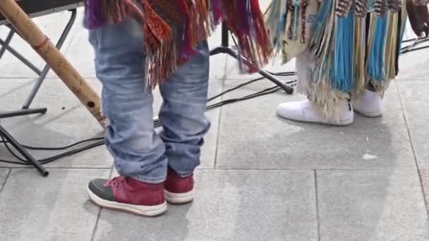 Moskau, russland - 20. april 2019: beine von Straßenmusikern in ethnisch-amerikanischen indianischen kostümen tanzen auf der straße für touristen und stadtbewohner — Stockvideo