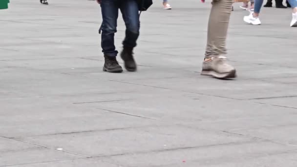 러시아 모스크바 - 2019년 4월 21일: 많은 사람들이 넓은 돌로 포장된 거리 보도를 따라 앞뒤로 걷는 다리 발 — 비디오
