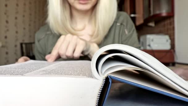Rozmazaná Nerozpoznatelná Blondýnka Listující Velkou Knihou Vedoucí Prstem Stránkách Čtením — Stock video