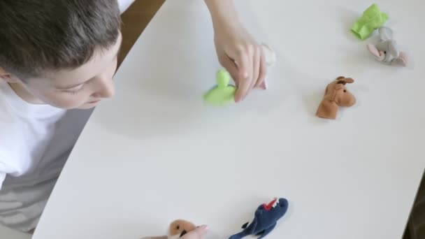 Een Blanke Jongen Spelen Vinger Marionetten Speelgoed Poppen Figuren Van — Stockvideo