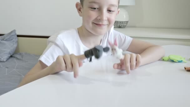 Ein Kaukasischer Junge Der Fingerpuppen Spielzeug Puppen Spielt Figuren Von — Stockvideo