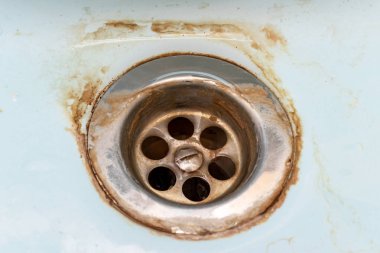 Kirli lavabo drenaj örgü, kireç veya kireç kireç ve pas ile delik yakın, kirli paslı banyo washbowl