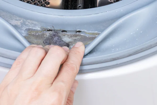 Kirli, küflü, lastik ve davulu kapatan çamaşır makinesi. Küf, kir ve çamaşır makinesinde kireçlenme. Ev aletleri periyodik bakım — Stok fotoğraf