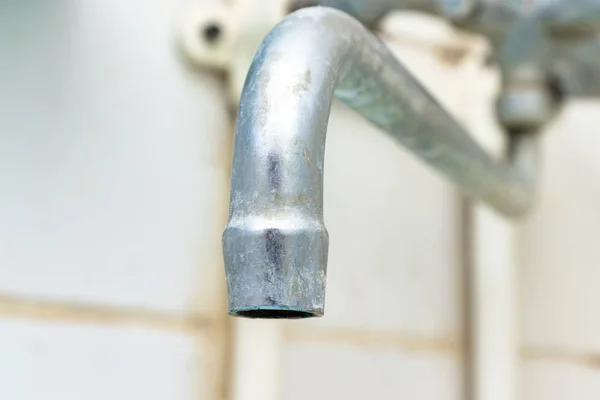 Grifo de grifo de agua extremadamente sucio con cal y óxido de cerca, el detalle calcificado del grifo del mezclador de ducha necesita ser limpiado — Foto de Stock