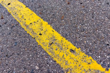 Sarı düz çizgi, asfalt üzerinde grunge tek yol işaretleme, kopyalama alanı ile arka plan